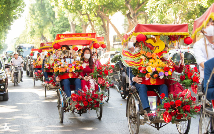 Con trai bầu Hiển cùng dàn phù rể cực xịn sang nhà Đỗ Mỹ Linh bằng xích lô Ảnh 2