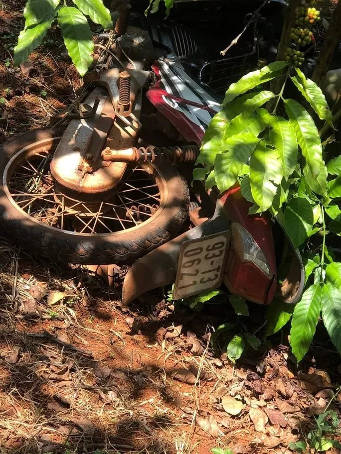Gần thi thể nạn nhân phát hiện một chiếc xe máy. Ảnh: Người Lao Động