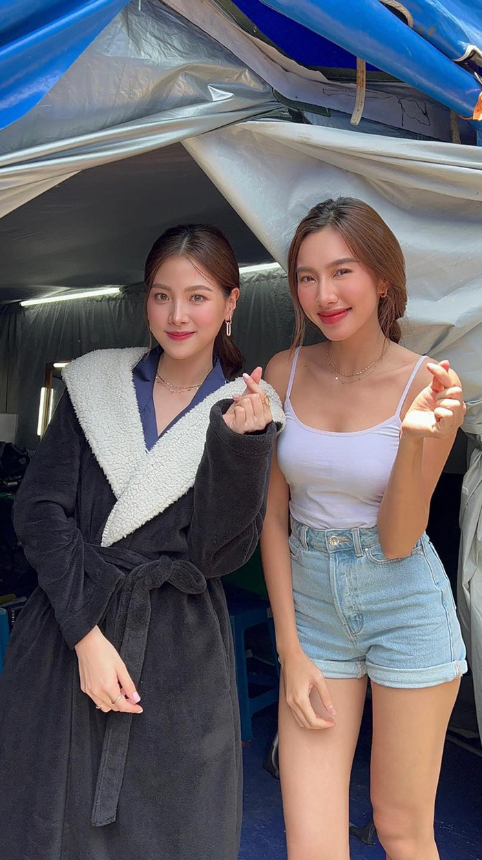 Dù ăn diện rất đơn giản, nhưng tấm hình của Thùy Tiên và Baifern đúng nghĩa 'gấp đôi visual'. 