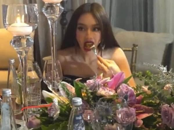 Nàng hậu nhiều lần bị người hâm mộ bắt gặp đang say sưa thưởng thức món ăn