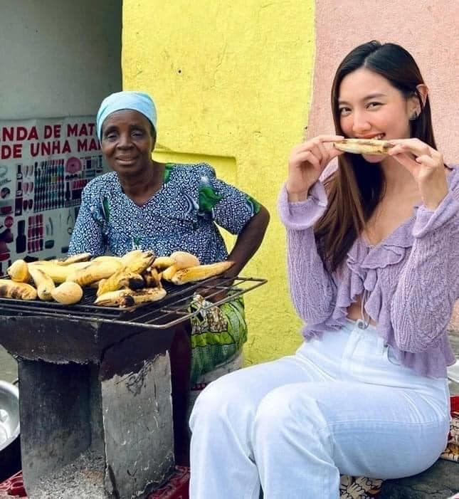 Lại một khung hình ghi cảnh nàng hậu mê mẩn với món ăn đường phố