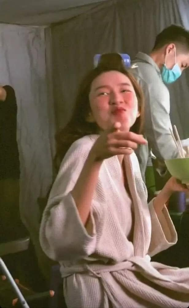 Lại một lần nữa Thùy Tiên bị bắt gặp khi đang ăn uống trong hậu trường