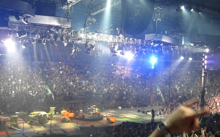 Khán giả bàng hoàng khi chứng kiến nam ca sĩ qua đời ngay trên sân khấu Ảnh 2