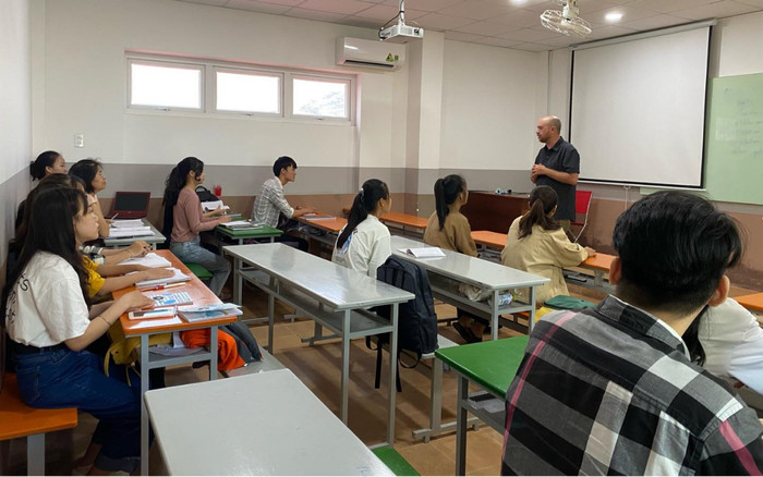 Sinh viên Việt Nam và những rào cản khi giao tiếp bằng tiếng Anh, cốt lõi vấn đề nằm ở đâu? Ảnh 2