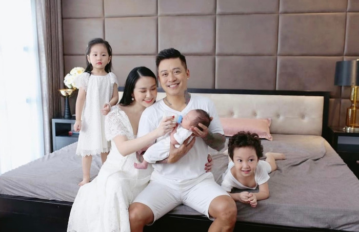 Nam ca sĩ được biết đến là người thẳng tính, chiều chuộng vợ nhất nhì showbiz.