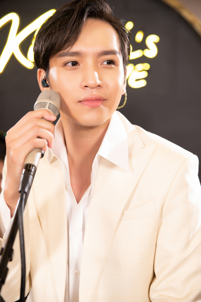 Bạch Công Khanh thu về hàng triệu view vì... té trên sân khấu Ảnh 1