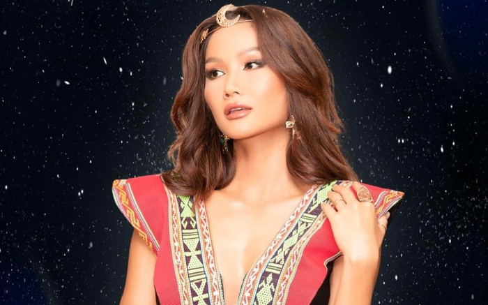 H'Hen Niê ghi điểm khi có hành động tinh tế với người hâm mộ Ảnh 2