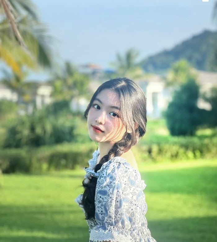 Đang ở độ tuổi trăng tròn, mỗi lần xuất hiện Lọ Lem lại khiến công chúng mê mẩn, ngắm mãi không chán.