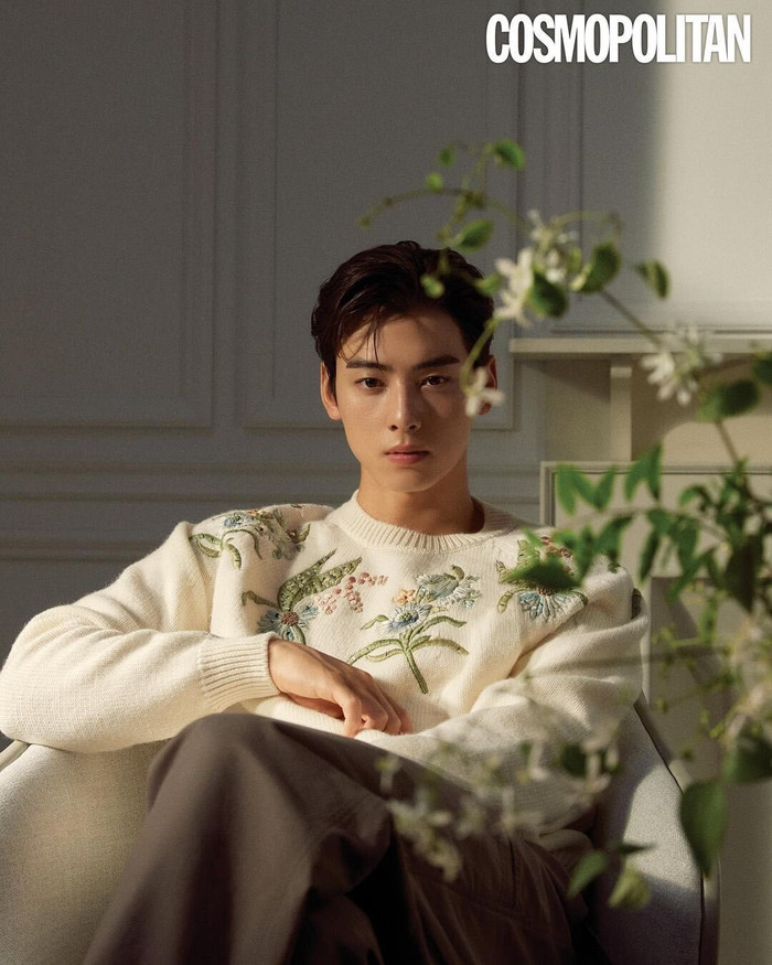 Chàng ca sĩ Cha Eun-woo cũng diện chiếc áo len này với phong thái của một 'chàng thơ' trên trang bìa tạp chí Cosmopolitan Korea tháng rồi.