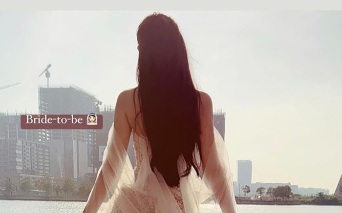 Trước thềm lễ cưới, Lê Âu Ngân Anh nhá hàng váy cưới 'trong suốt' Ảnh 2