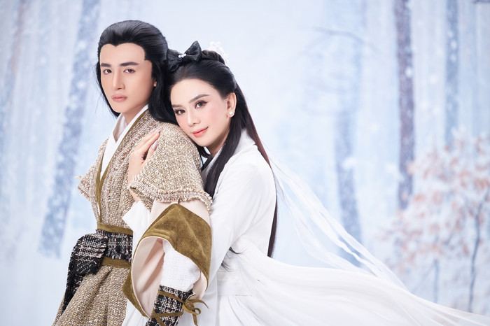 Bộ ảnh còn có sự xuất hiện của Song Duy - 'tình tin đồn' của Lâm Khánh Chi.