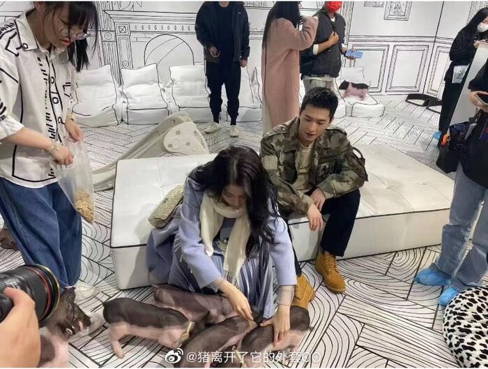 Dương Dương đang bận rộn trên phim trường Khói Lửa Nhân Gian Của Tôi và có nhiều sự thay đổi trong hình ảnh, không còn gắn với các vai diễn kiểu nam thần ngôn tình. 