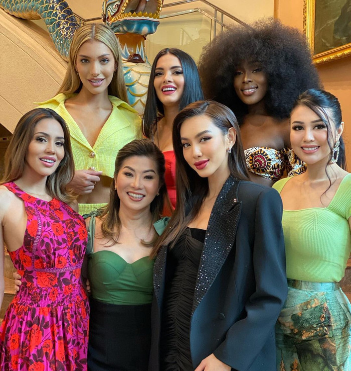 Dù đứng trước nhan sắc mỹ miều của người đi trước nhưng người đẹp sinh năm 1998 vẫn khẳng định được nét đẹp Việt không hề bị lép vế.