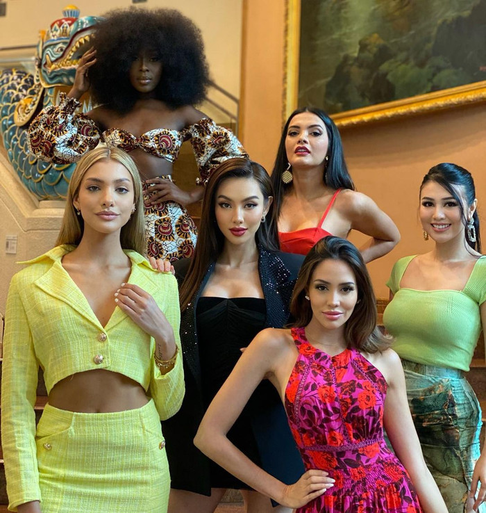 Hoa hậu Thuỳ Tiên được giành vị trí trung tâm khi 'bắn ảnh' cùng các chị em. Biệt tài của nàng hậu chính là cách điều chỉnh ánh mắt trước ống kính làm mê hoặc người nhìn.