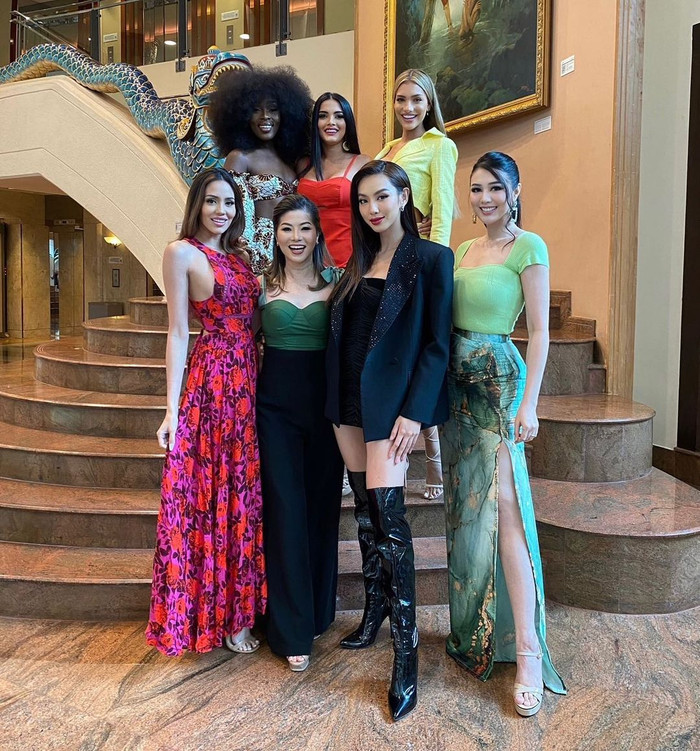 Gu thời trang khá biệt dễ dàng giúp Thuỳ Tiên 'giật spotlight', đôi boots cao kết hợp cùng váy ngắn và áo khoác blazer đã nhân độ quyền lực của nàng hậu lên gấp bội. 