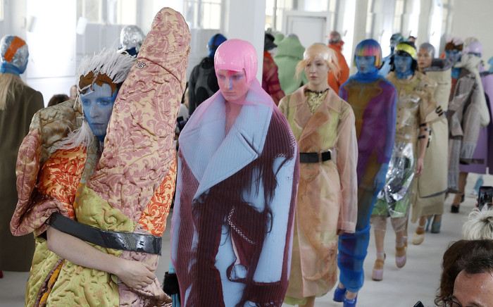 Maison Margiela - Thương hiệu thời trang bí ẩn nhất thế giới, NTK giấu mặt, người mẫu đeo mặt nạ Ảnh 2