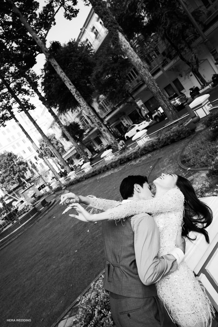 Một khán giả đã thốt lên: 'Chấn động thiệt chứ' khi nhìn thấy khoảnh khắc Bình An ghì chặt vợ sắp cưới và không quên hôn cổ