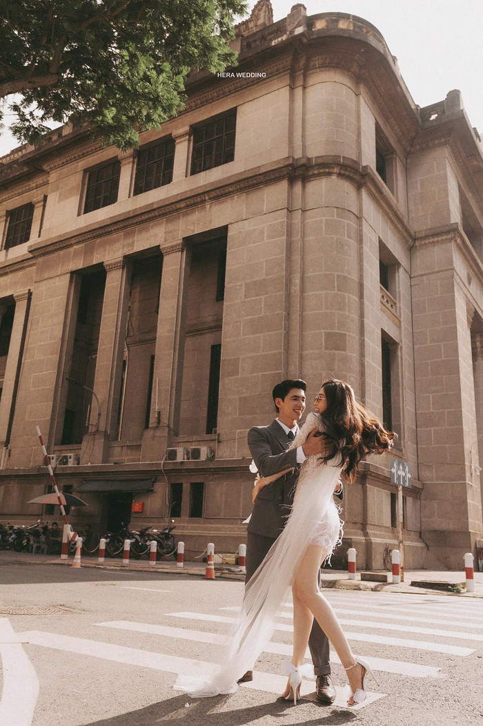 Đôi chân dài mảnh mai của Phương Nga khiến một bộ phận khán giả không khỏi ghen tỵ