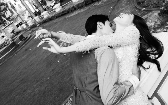 Bình An tiếp tục ghì chặt, hôn cổ Phương Nga trong loạt ảnh cưới bên mô tô Ảnh 2