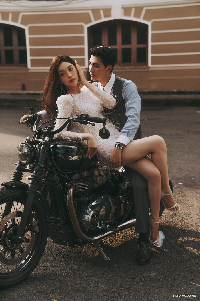 Bình An không ngần ngại đặt tay lên đùi vợ sắp cưới