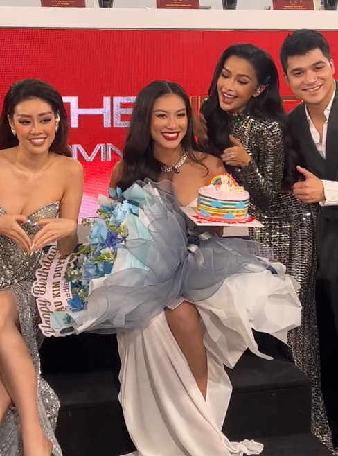 Hoa hậu Khánh Vân vui vẻ chúc mừng và liên tục chụp ảnh cùng với người chị em 'Hoàn vũ'. 