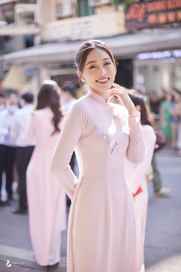 Phương Nga khi đỡ tráp cho đàn chị