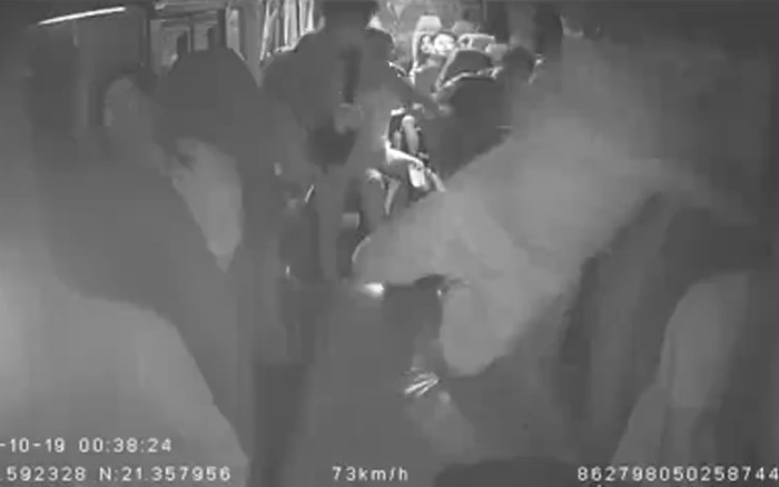 Không được xuống xe trên cao tốc để 'giải quyết nỗi buồn', hành khách đòi đánh luôn tài xế Ảnh 2