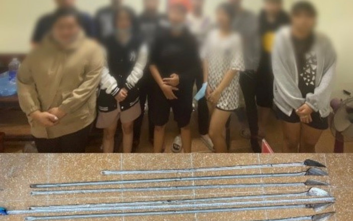 Phát hiện 10 'nam thanh nữ tú' cùng 10 tuýp sắt gắn dao nhọn trong một căn nhà Ảnh 2