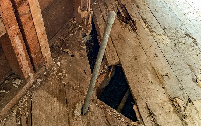 Sửa lại căn nhà cũ, gia chủ 'vỡ òa' khi lật ván gỗ lát sàn Ảnh 2