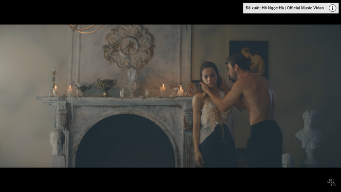 Một phân cảnh trong MV Cô đơn trên sofa.