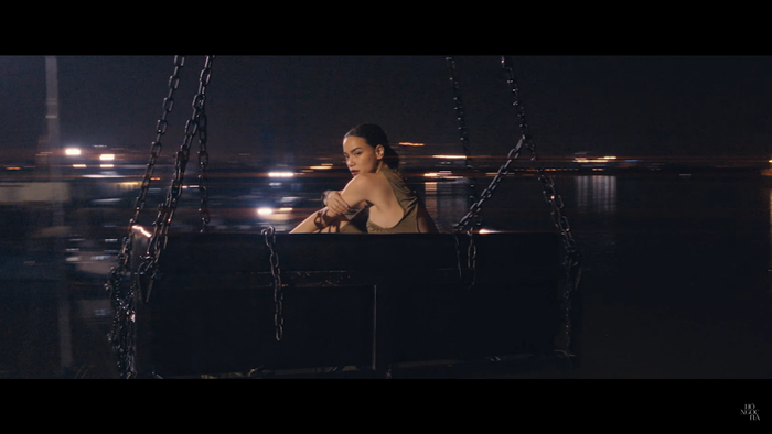 Thất tình sang chảnh?