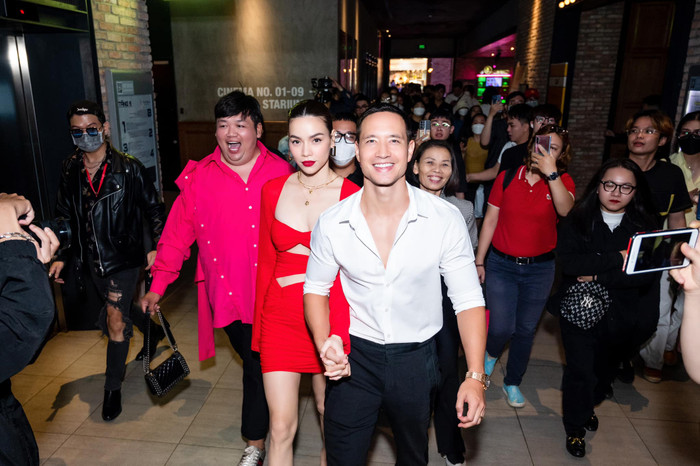 Kim Lý xuất hiện cực tình cảm bên cạnh Hà Hồ, sau khi cùng vợ đón khách, Kim Lý nắm tay Hồ Ngọc Hà đưa cô vào khu vực họp báo chiếu MV 'Cô đơn trên sofa'. 