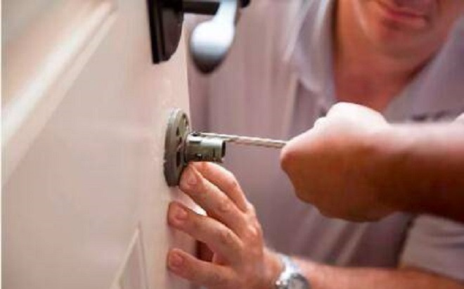 Mỗi lần cho con bú vợ đều khóa trái cửa, nghi ngờ chồng lén lút điều tra mới tá hỏa ra sự thật Ảnh 2