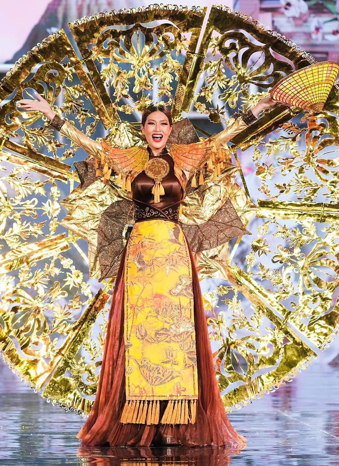 Sau khi xử lý thành công bộ cánh Trúc Chỉ, nàng hậu sinh năm 2000 đã lấy lại tinh thần biểu diễn và trở nên rạng rỡ hơn cho phần kết.&nbsp;