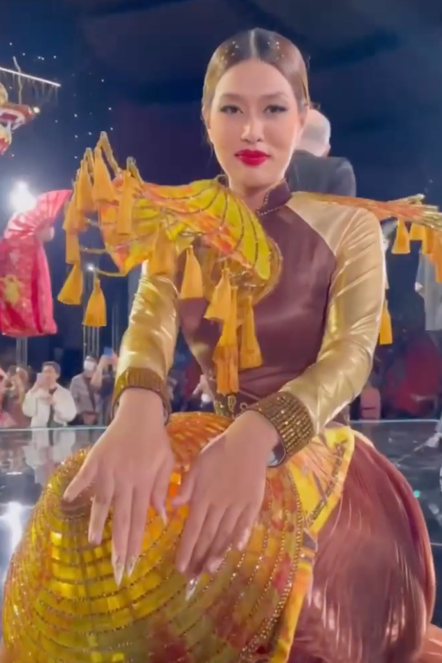 Nếu Thuỳ Tiên bị 'bầm người' ở năm 2021 thì Thiên Ân rơi hết móng tay vì trang phục dân tộc ở năm 2022. 