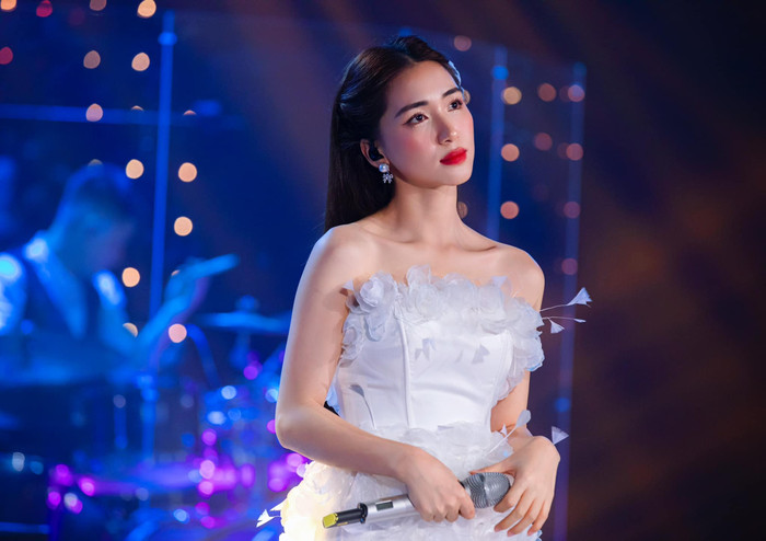 Hòa Minzy ngoài ca hát còn chăm chỉ livestream bán hàng.