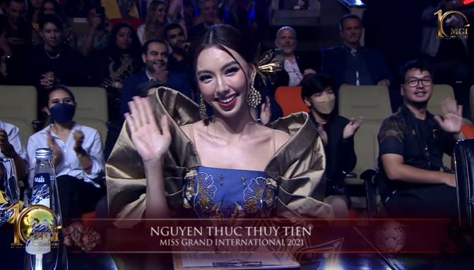 Hoa hậu của các hoa hậu 2016 bị Thùy Tiên làm lu mờ: Đừng chụp chung với Queen Tiên, chỉ bị thiệt thòi Ảnh 5