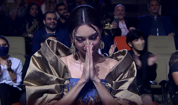 Hoa hậu của các hoa hậu 2016 bị Thùy Tiên làm lu mờ: Đừng chụp chung với Queen Tiên, chỉ bị thiệt thòi Ảnh 3