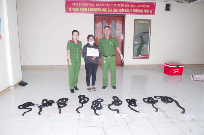 Người phụ nữ và tang vật của vụ án