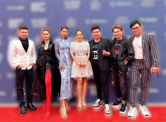 Ngọc Quyên chụp ảnh cùng dàn nghệ sĩ tại sự kiện.