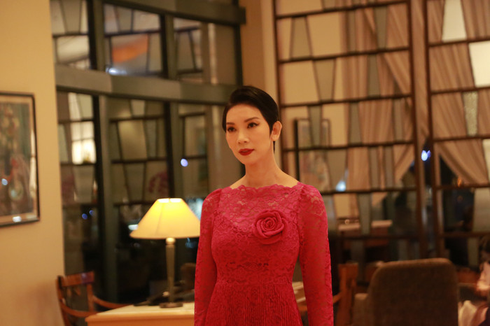 Xuân Lan diện một chiếc váy hồng nổi bật khi đến hôn lễ của hai người em thân thiết