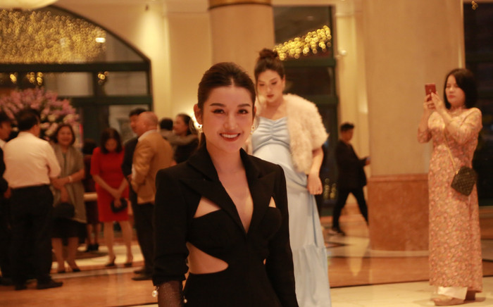 Dàn sao xúng xính váy áo dự đám cưới Bình An - Phương Nga, Huyền My chiếm trọn spotlight với đầm cắt xẻ Ảnh 2