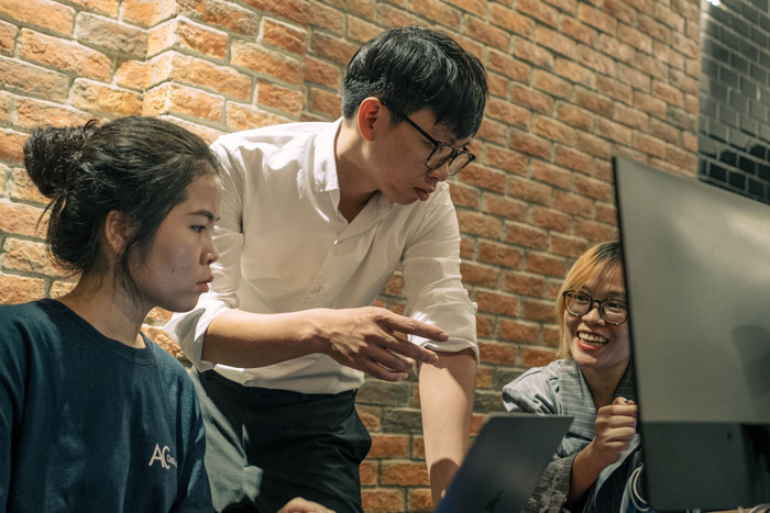 Dù có nhiều lợi thế, tuy nhiên, để trụ vững trong ngành truyền thông đầy cạnh tranh như hiện nay, các bạn trẻ phải không ngừng học hỏi và thay đổi bản thân mình