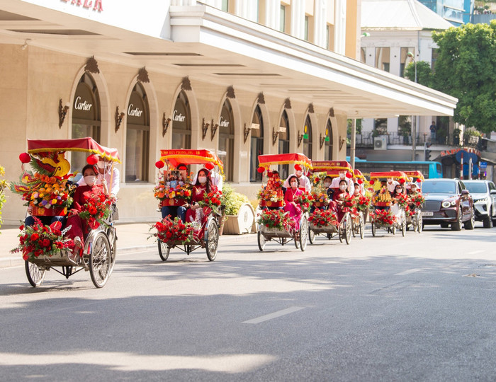 Nhà chồng tỷ phú Đỗ Mỹ Linh rước dâu bằng đoàn xe xích lô.