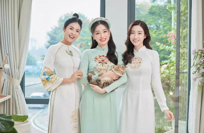 Chiều ngày 17/10 vừa qua, đám hỏi Hoa hậu Đỗ Mỹ Linh và doanh nhân trẻ Đỗ Vinh Quang diễn ra tại nhà riêng của cô dâu 