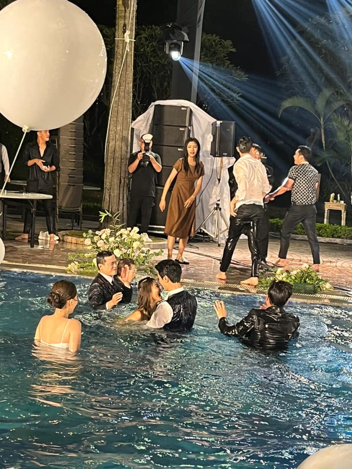 Khoảnh khắc Khả Ngân dưới hồ bơi.