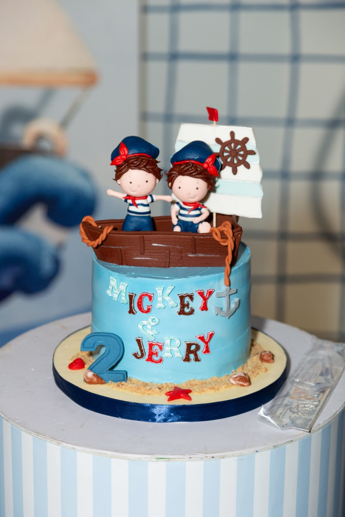 Buổi tiệc được trang trí với tông màu xanh chủ đạo.