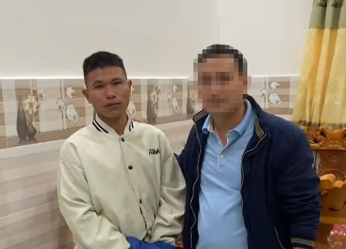 Phô Lắk Viên (bên trái) 