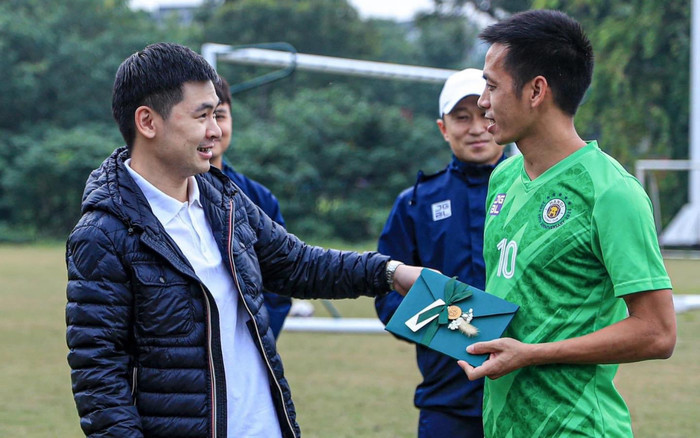 Chồng sắp cưới của Đỗ Mỹ Linh đích thân mang thiệp cưới đến sân tập mời cầu thủ Ảnh 2