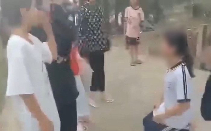 Phẫn nộ cảnh nữ sinh bị nhóm bạn đánh hội đồng, ép quỳ gối để hứa không kể lại sự việc Ảnh 2